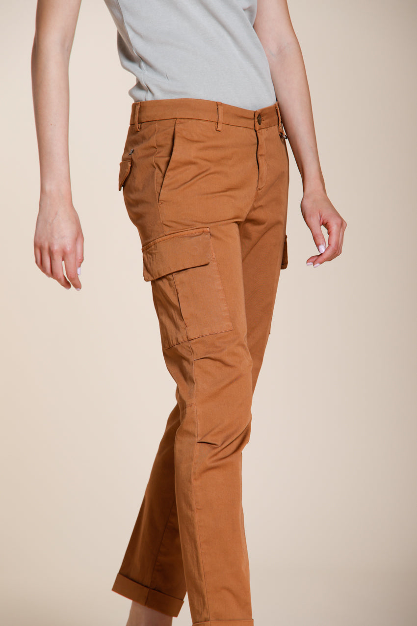 Pantalone cargo donna Chile City Mason's ruggine in gabardina stretch slim fit, vista laterale su modella SS26