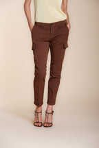 Pantalone cargo donna Chile City Mason's marrone scuro in gabardina stretch slim fit, vista frontale su modella SS26