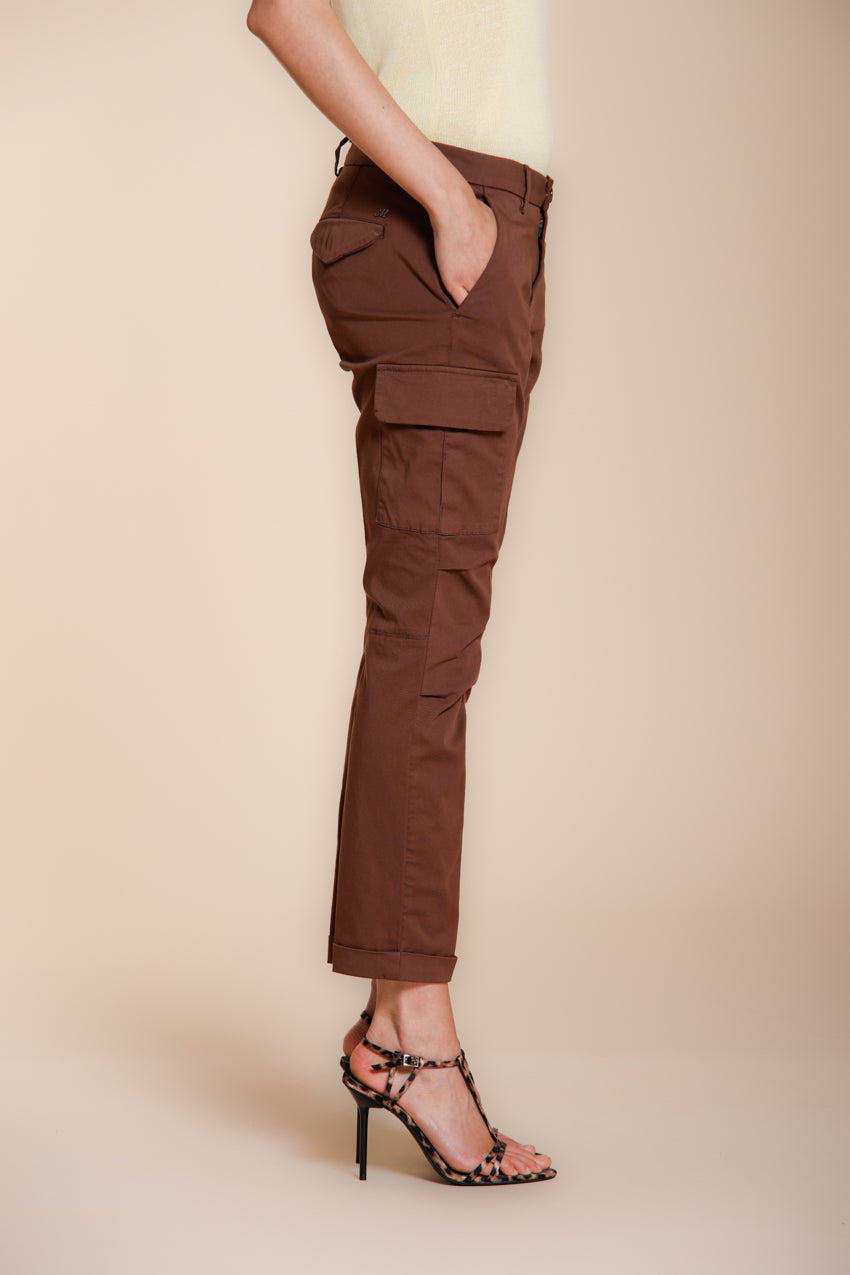 Pantalone cargo donna Chile City Mason's marrone scuro in gabardina stretch slim fit, vista laterale su modella SS26