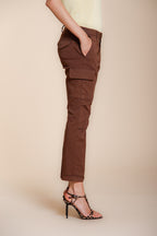 Pantalone cargo donna Chile City Mason's marrone scuro in gabardina stretch slim fit, vista laterale su modella SS26