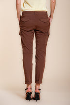 Pantalone cargo donna Chile City Mason's marrone scuro in gabardina stretch slim fit, vista posteriore su modella SS26