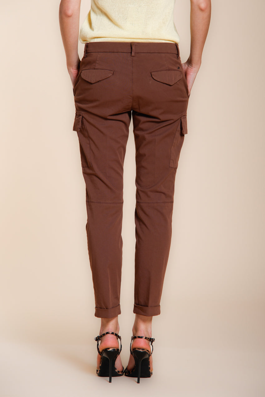 Pantalone cargo donna Chile City Mason's marrone scuro in gabardina stretch slim fit, vista posteriore su modella SS26