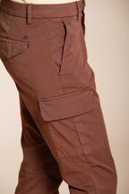 Dettaglio tasca cargo pantalone cargo donna Chile City Mason's marrone scuro in gabardina stretch SS26
