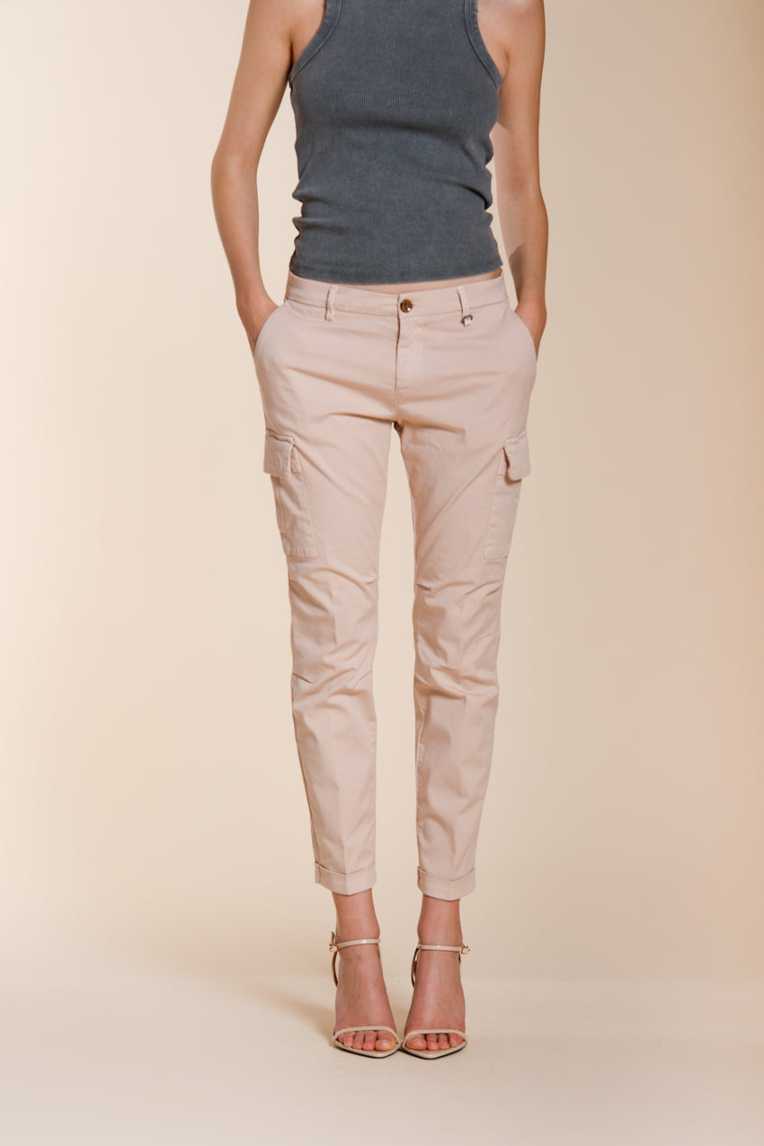 Pantalone cargo donna Chile City Mason's rosa in gabardina stretch slim fit, vista frontale su modella SS26