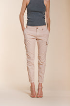 Pantalone cargo donna Chile City Mason's rosa in gabardina stretch slim fit, vista frontale su modella SS26