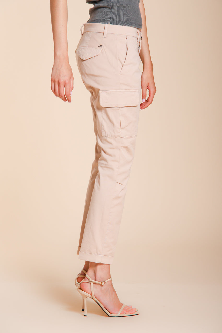 Dettaglio tasca cargo pantalone cargo donna Chile City Mason's rosa in gabardina stretch SS26