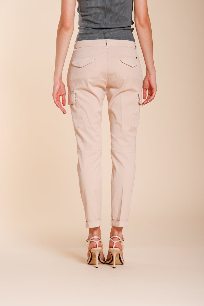 Pantalone cargo donna Chile City Mason's rosa in gabardina stretch slim fit, vista posteriore su modella SS26