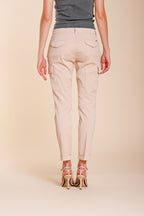 Pantalone cargo donna Chile City Mason's rosa in gabardina stretch slim fit, vista posteriore su modella SS26