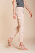 Pantalone cargo donna Chile City Mason's rosa in gabardina stretch slim fit, vista laterale su modella SS26