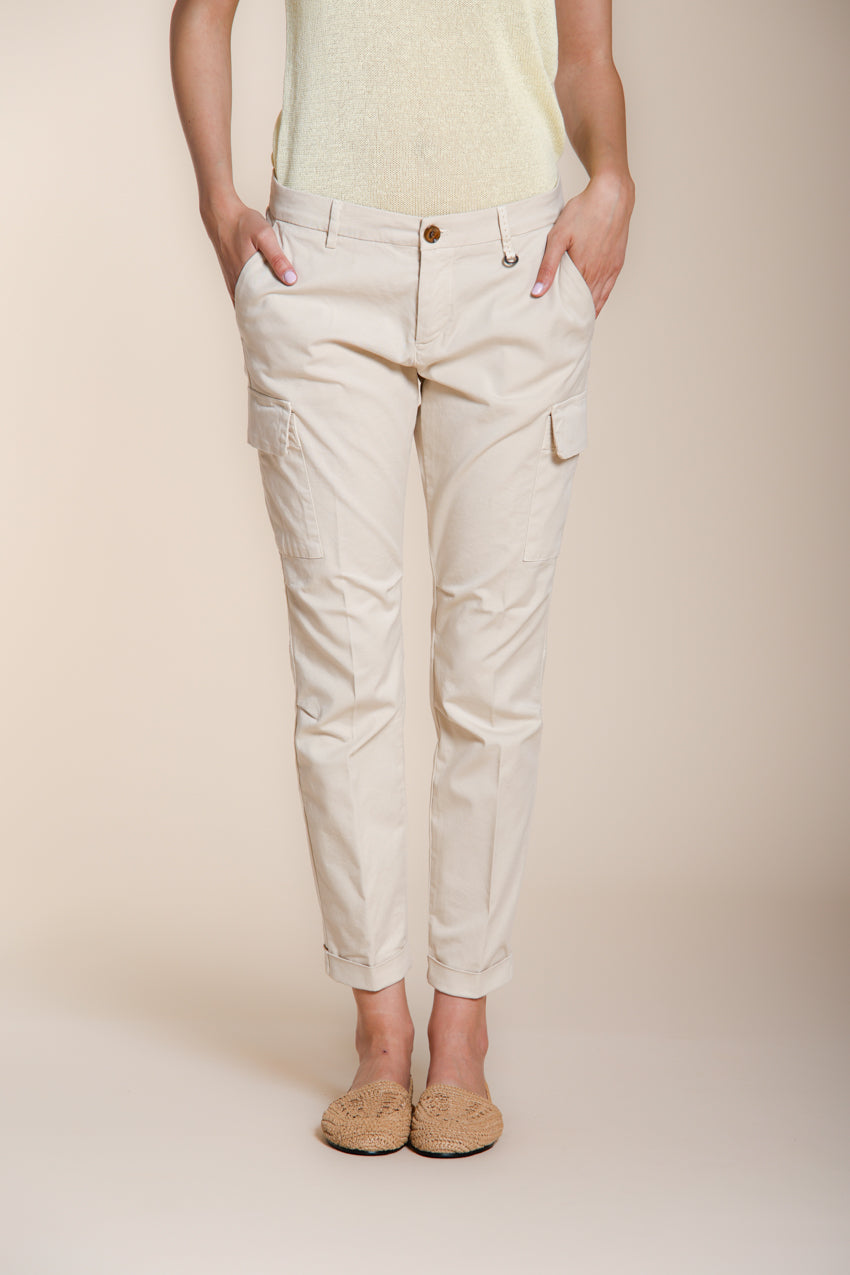 Dettaglio tasca cargo pantalone cargo donna Chile City Mason's latte in gabardina stretch SS26
