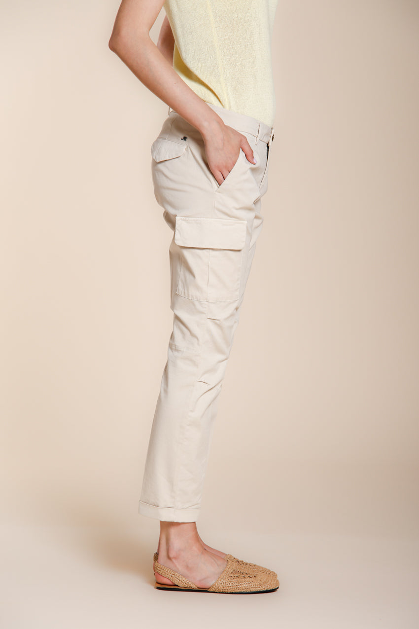 Pantalone cargo donna Chile City Mason's latte in gabardina stretch slim fit, vista laterale su modella SS26
