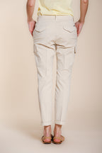 Pantalone cargo donna Chile City Mason's latte in gabardina stretch slim fit, vista frontale su modella SS26