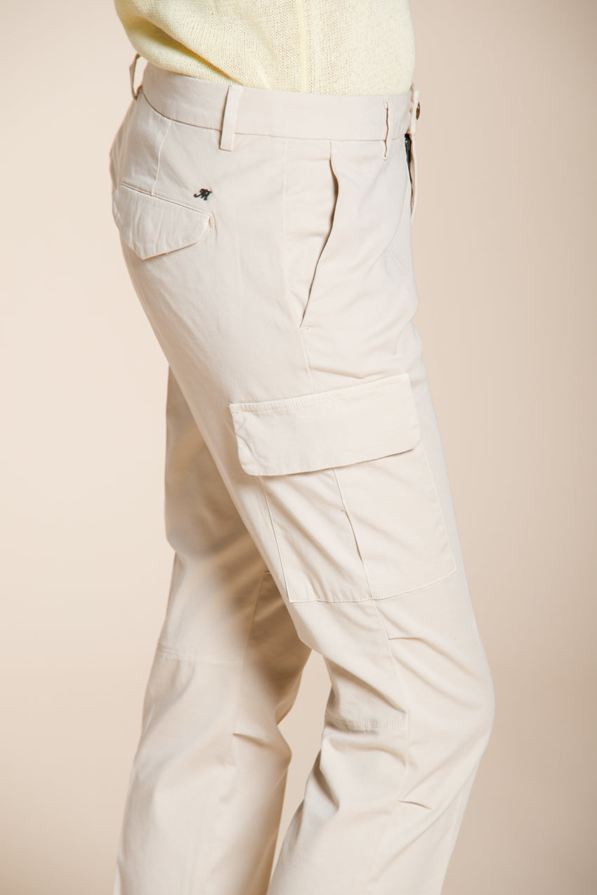 Pantalone cargo donna Chile City Mason's latte in gabardina stretch slim fit, vista posteriore su modella SS26