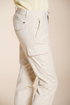 Pantalone cargo donna Chile City Mason's latte in gabardina stretch slim fit, vista posteriore su modella SS26