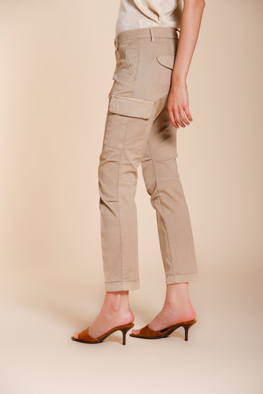 Pantalone cargo donna Chile City Mason's beige medio in gabardina stretch slim fit, vista laterale su modella SS26