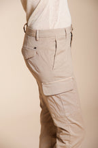 Pantalone cargo donna Chile City Mason's beige medio in gabardina stretch slim fit, vista posteriore su modella SS26