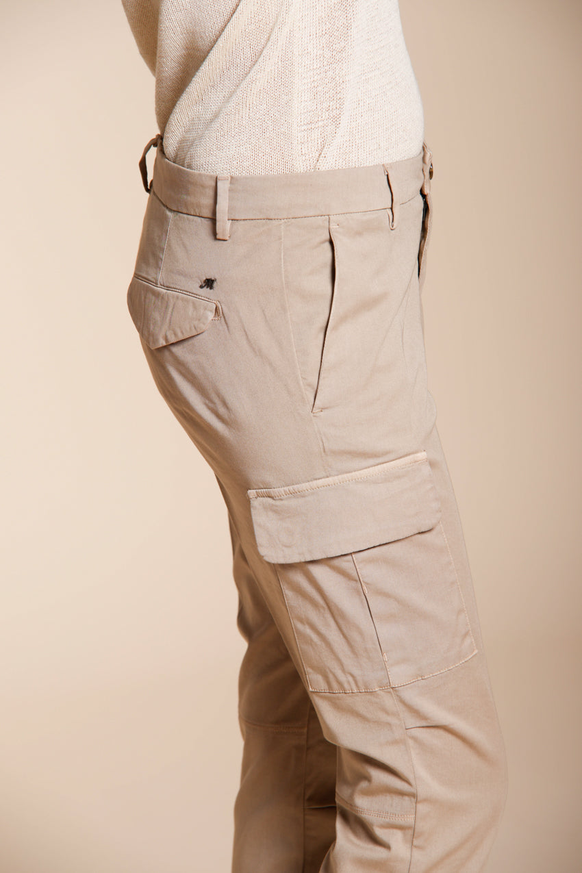 Pantalone cargo donna Chile City Mason's beige medio in gabardina stretch slim fit, vista posteriore su modella SS26