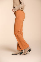 Foto 5 Milano Flare pantalone chino donna in raso slim fit
