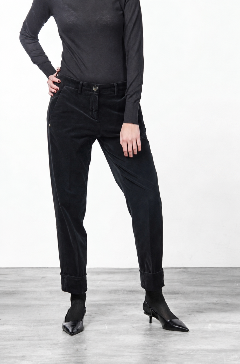New York Carrot women’s chino trousers in smooth velvet, carrot fit ①