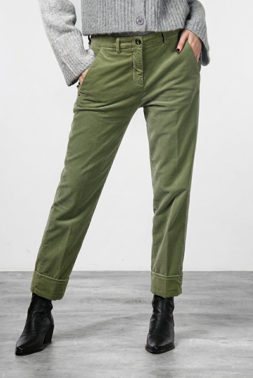 New York Carrot women’s chino pants in smooth velvet with carrot fit ①