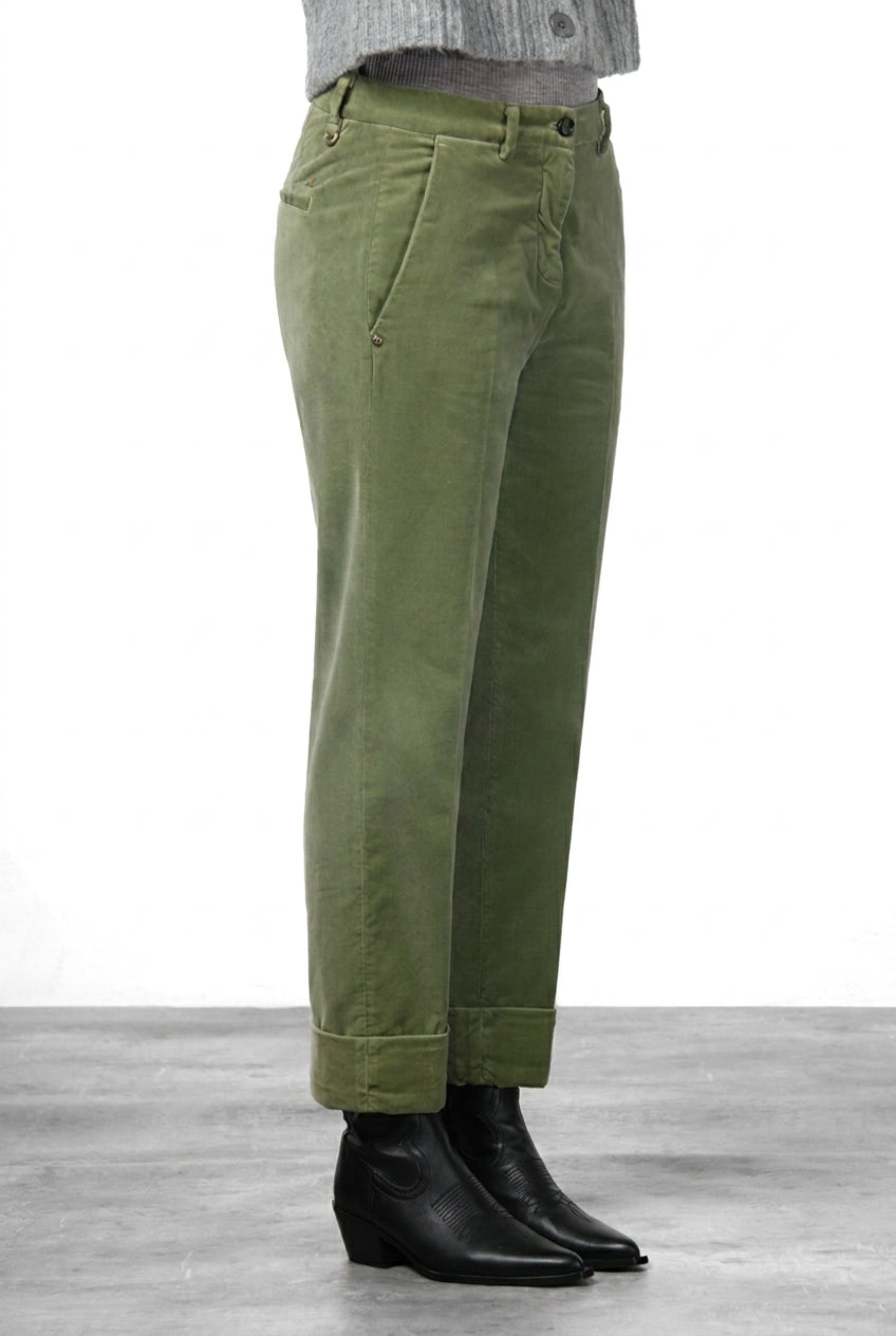 New York Carrot women’s chino pants in smooth velvet with carrot fit ①