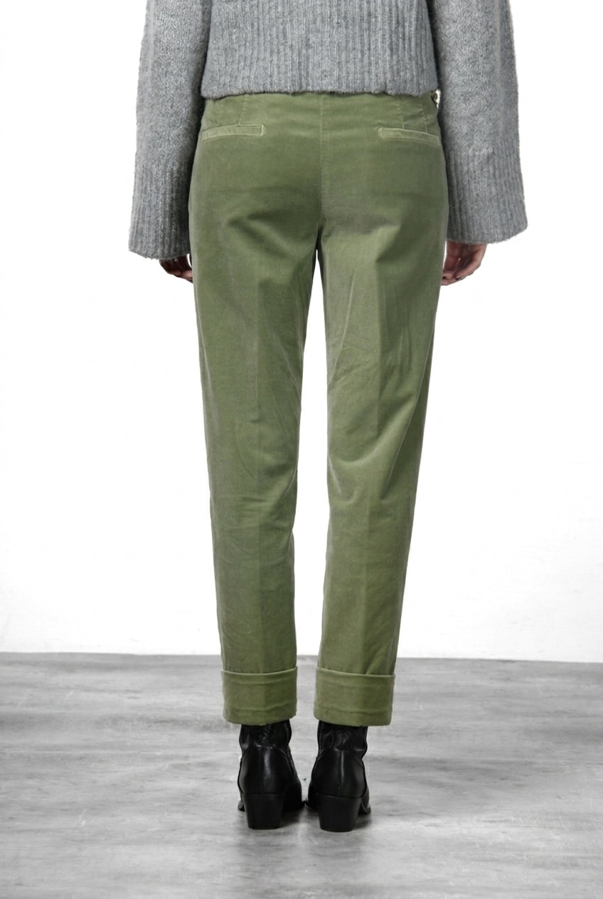 New York Carrot women’s chino pants in smooth velvet with carrot fit ①