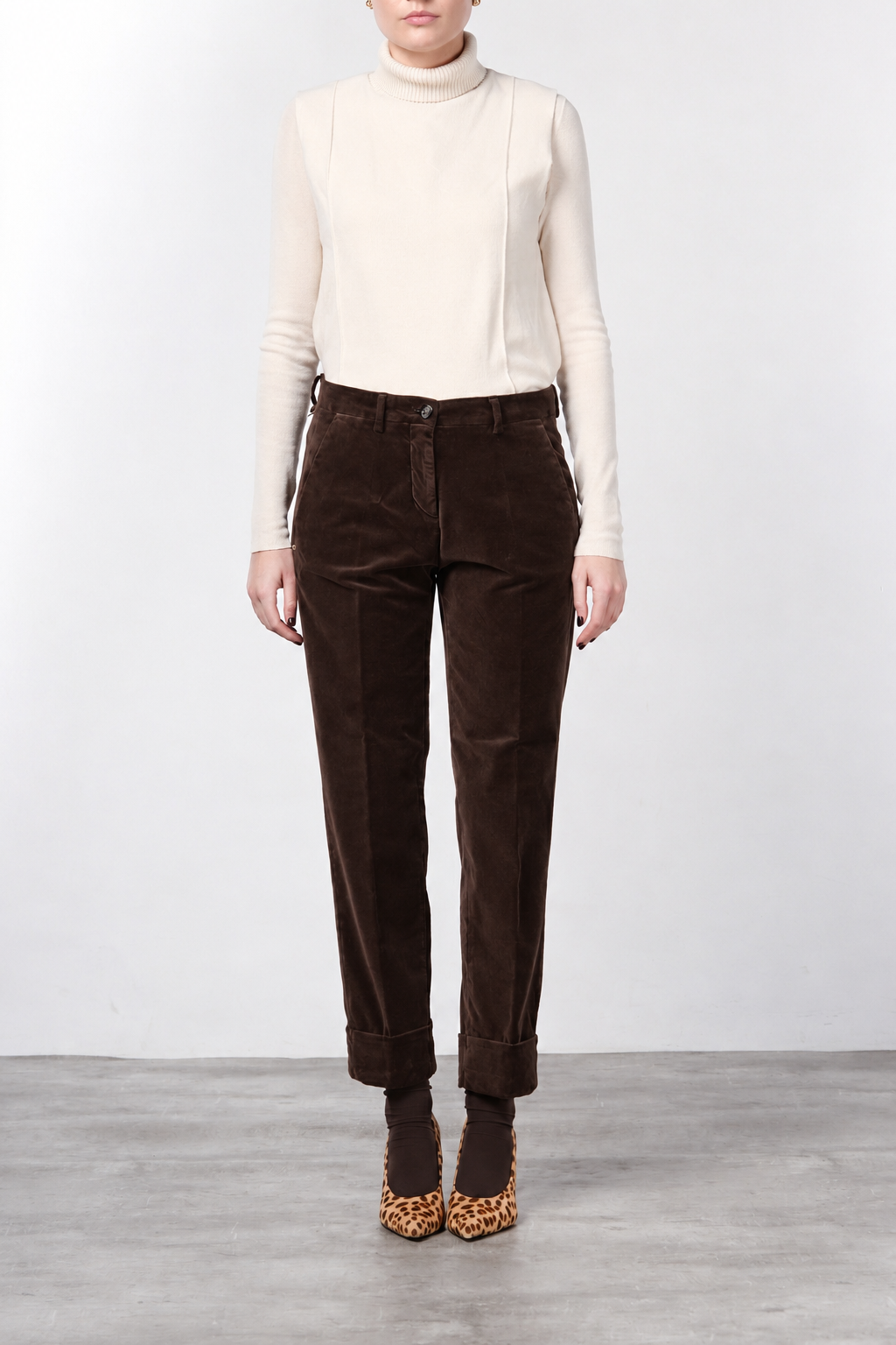 New York Carrot women’s chino pants in smooth velvet with carrot fit ①
