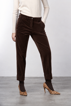 New York Carrot women’s chino pants in smooth velvet with carrot fit ①
