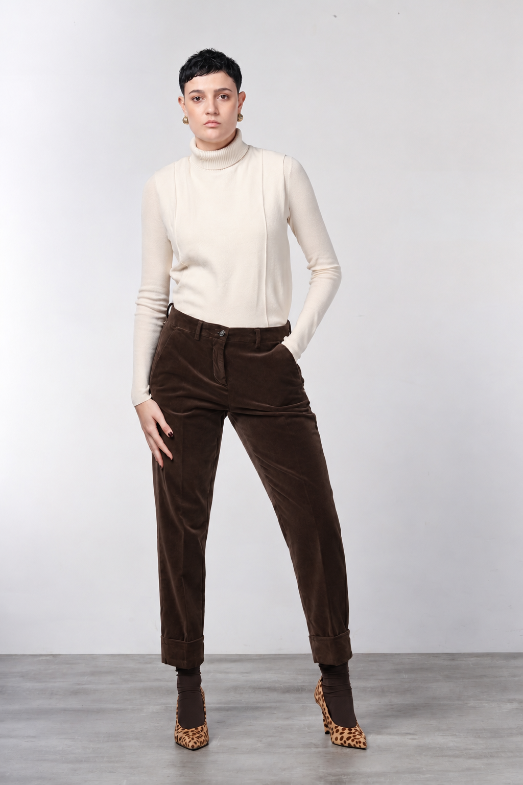 New York Carrot women’s chino pants in smooth velvet with carrot fit ①
