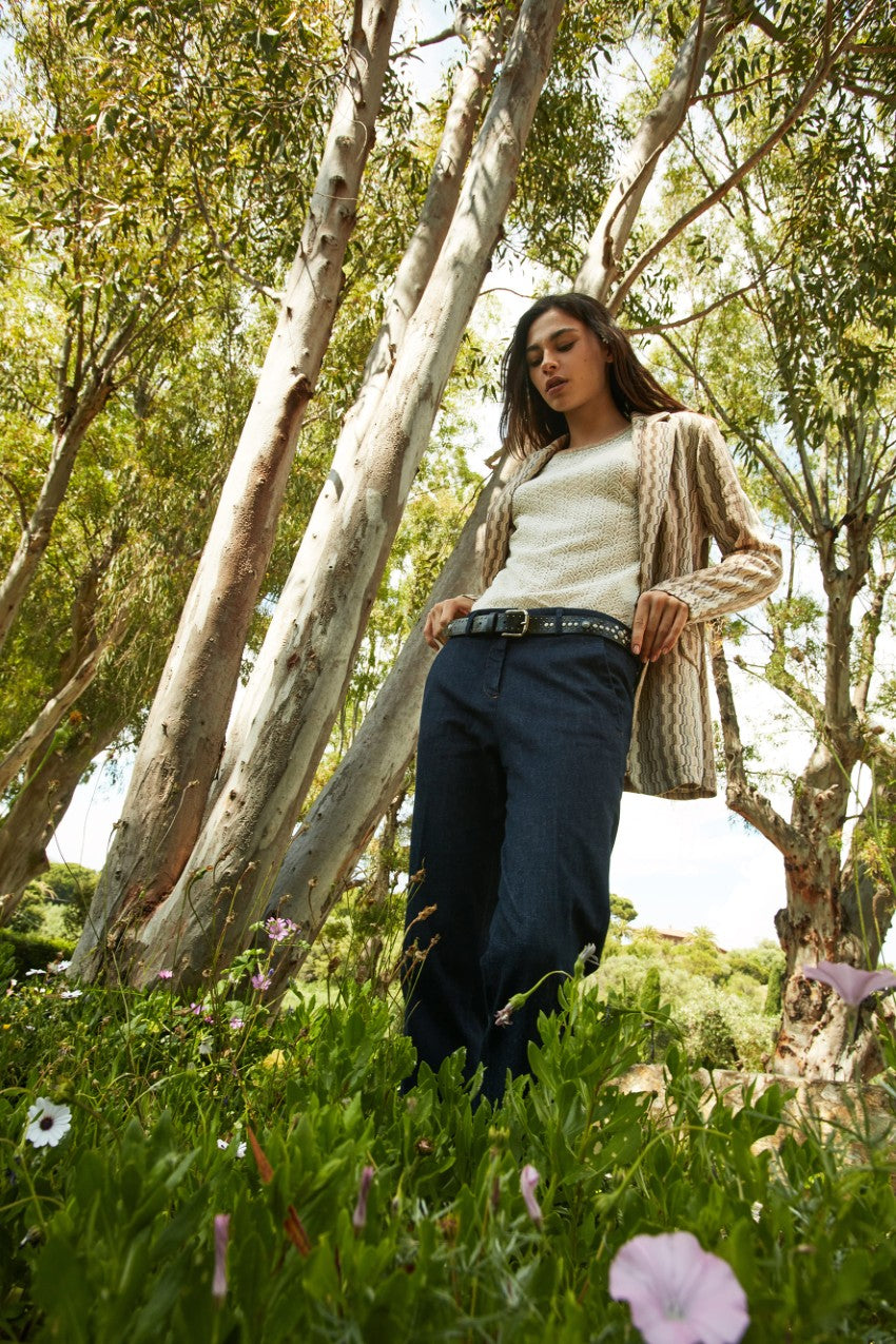 Pantalone chino donna New York Carrot Mason's blu navy in denim carrot fit in look ambientato su modella SS26