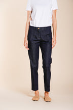 Dettaglio vita pantalone chino donna New York Carrot Mason's blu navy in denim SS26