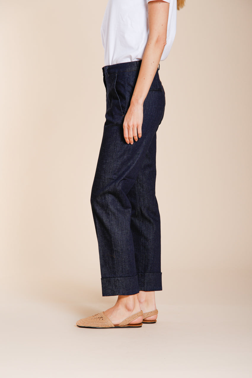 Pantalone chino donna New York Carrot Mason's blu navy in denim carrot fit, vista frontale su modella SS26