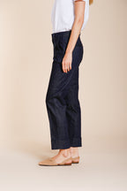 Pantalone chino donna New York Carrot Mason's blu navy in denim carrot fit, vista frontale su modella SS26