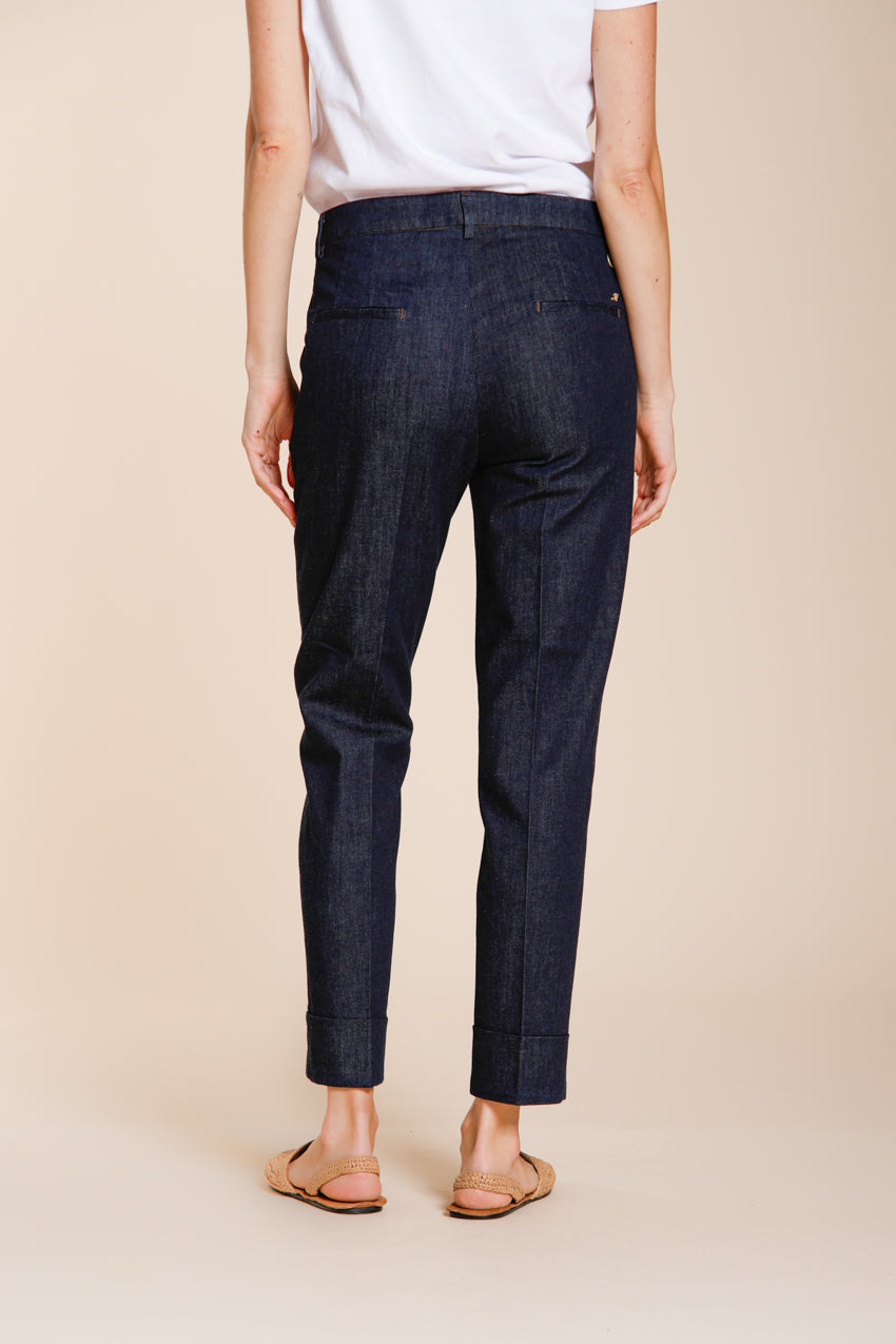 Pantalone chino donna New York Carrot Mason's blu navy in denim carrot fit, vista laterale su modella SS26