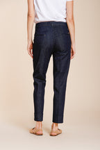 Pantalone chino donna New York Carrot Mason's blu navy in denim carrot fit, vista laterale su modella SS26