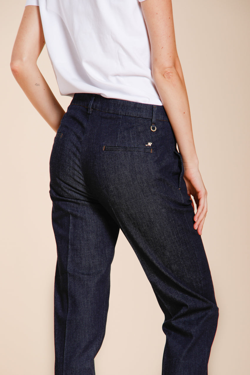 Pantalone chino donna New York Carrot Mason's blu navy in denim carrot fit, vista posteriore su modella SS26