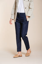 Dettaglio gamba pantalone chino donna New York Carrot Mason's blu navy in denim SS26