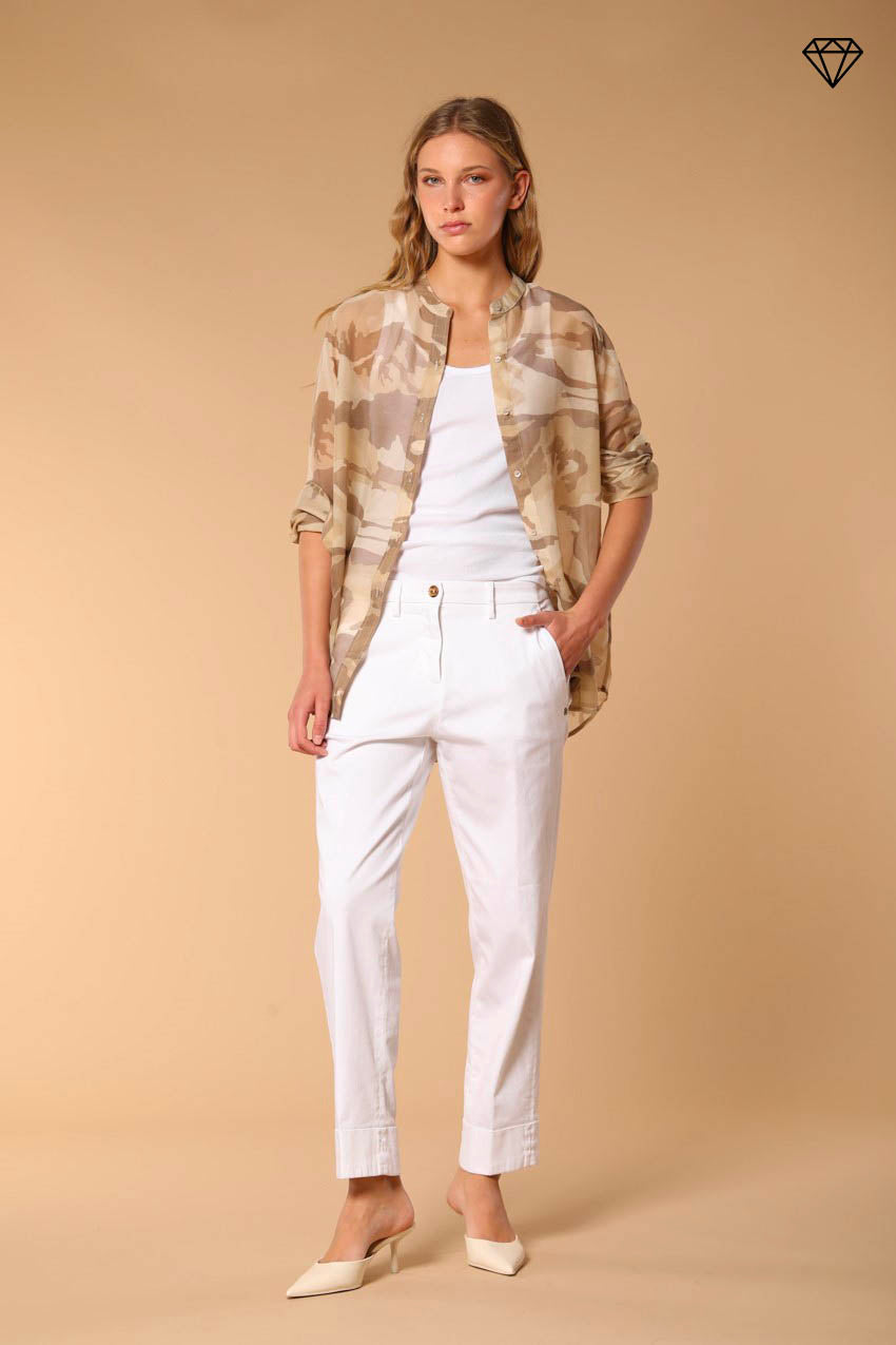 Immagine 5 di pantalone chino donna in raso stretch modello New York Carrot carrot fit 