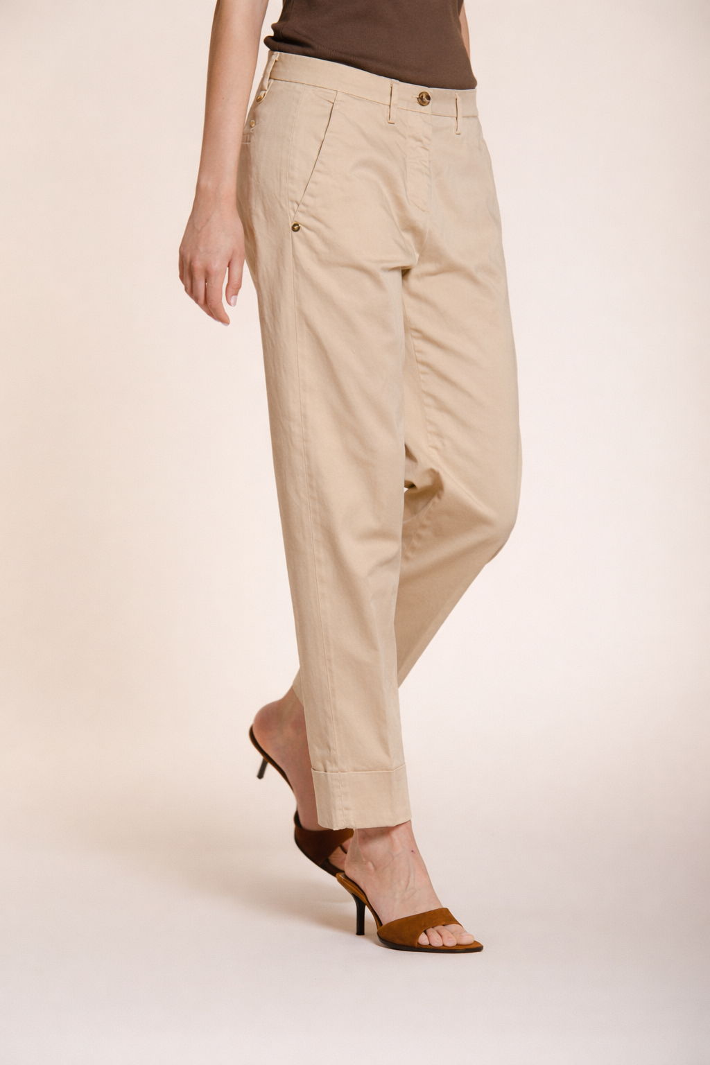 Pantalone chino donna New York Carrot Mason's latte in raso stretch carrot fit, vista posteriore su modella SS26