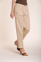 Pantalone chino donna New York Carrot Mason's latte in raso stretch carrot fit, vista posteriore su modella SS26