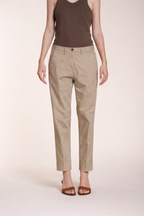 Pantalone chino donna New York Carrot Mason's latte in raso stretch carrot fit, vista frontale su modella SS26