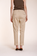 Dettaglio gamba pantalone chino donna New York Carrot Mason's latte in raso stretch SS26