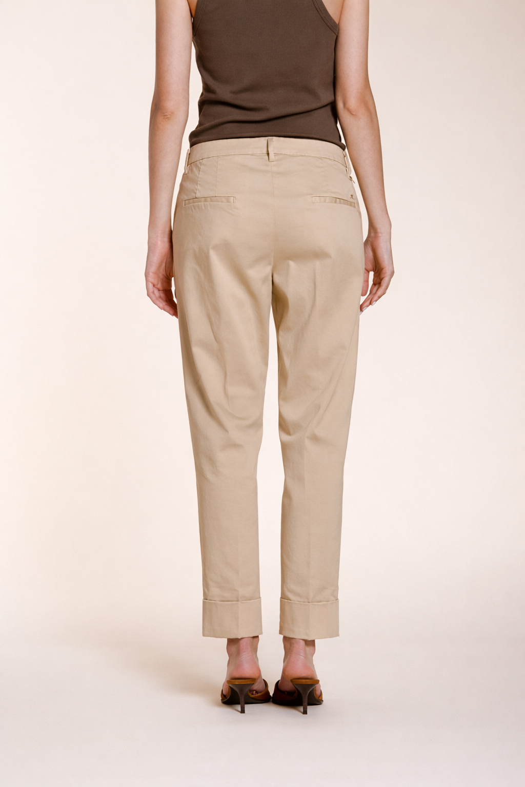 Dettaglio gamba pantalone chino donna New York Carrot Mason's latte in raso stretch SS26