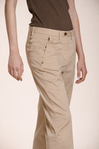 Dettaglio vita pantalone chino donna New York Carrot Mason's latte in raso stretch SS26