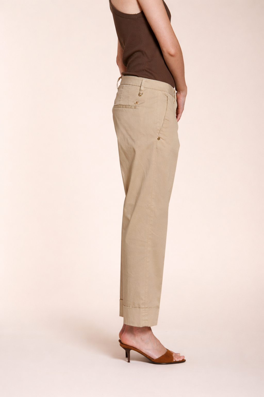 Pantalone chino donna New York Carrot Mason's latte in raso stretch carrot fit, vista laterale su modella SS26