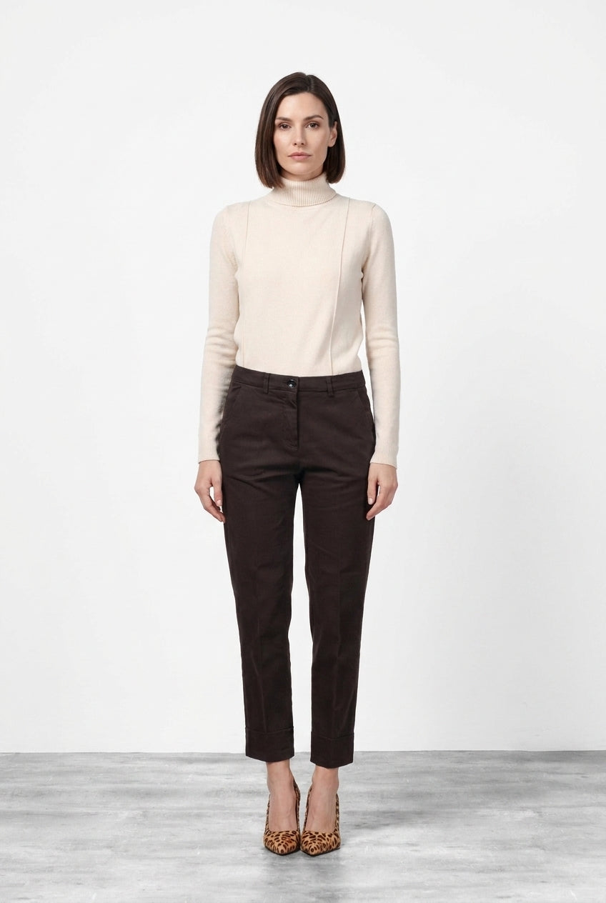 Pantalón chino de mujer New York Carrot en satén con carrot fit ①
