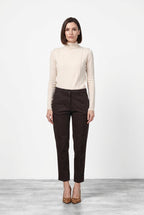 Pantalón chino de mujer New York Carrot en satén con carrot fit ①