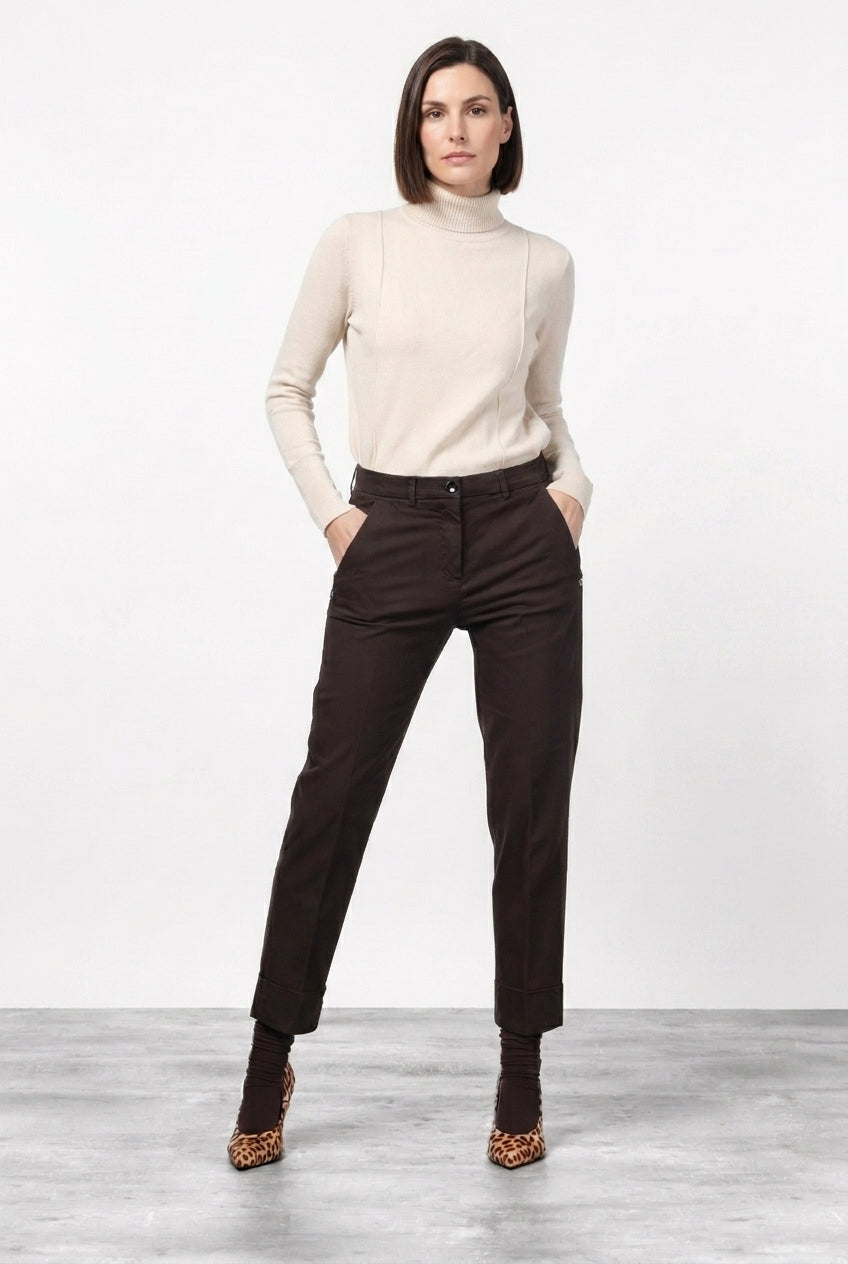 Pantalón chino de mujer New York Carrot en satén con carrot fit ①