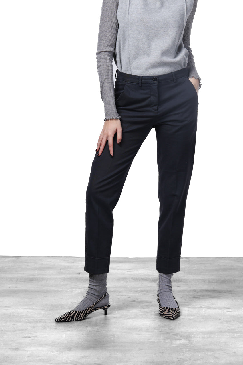 New York Carrot women’s chino pants in satin with carrot fit ①