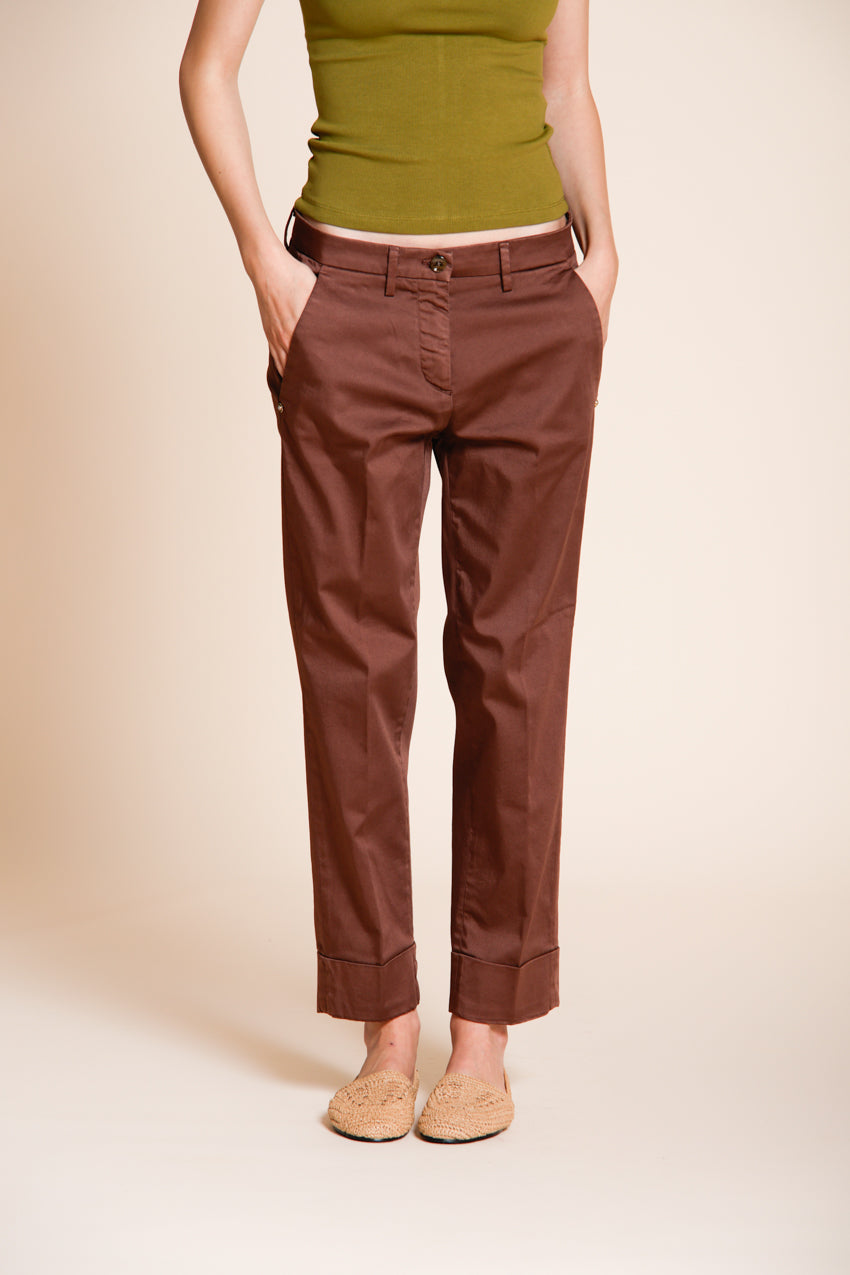 Pantalone chino donna New York Carrot Mason's marrone scuro in raso stretch carrot fit, vista laterale su modella SS26
